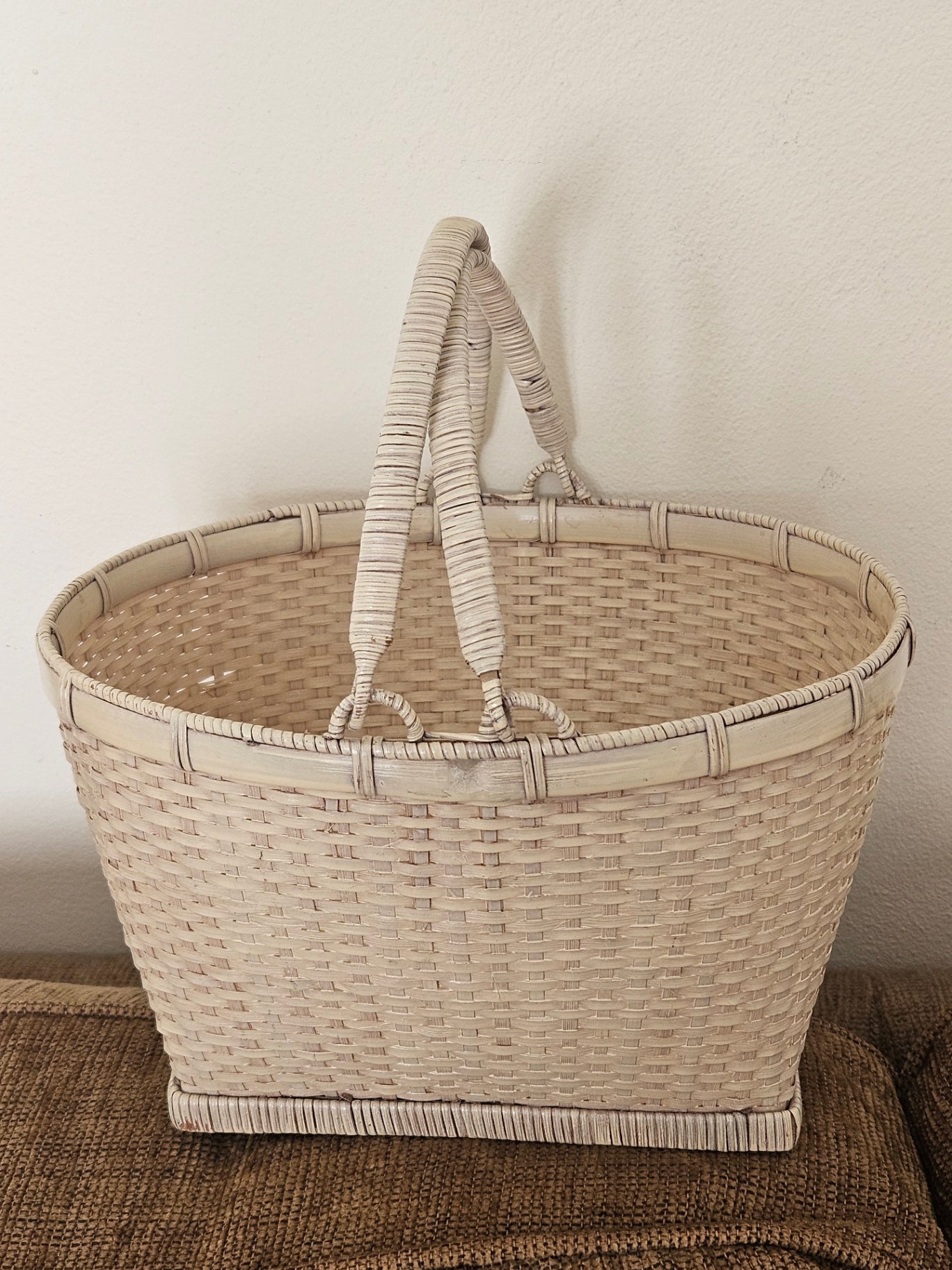 Vint white wicker basket