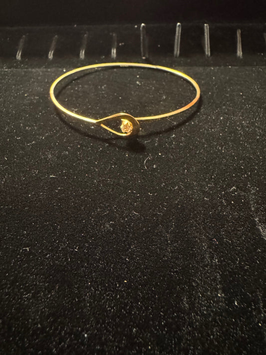Gold tone bracelet with rhinestone 
