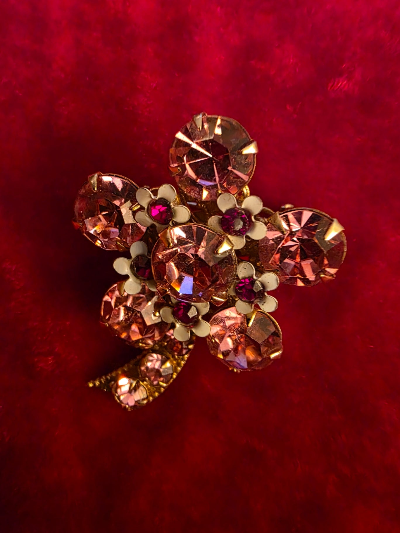 FLOWER PIN... VINTAGE.
