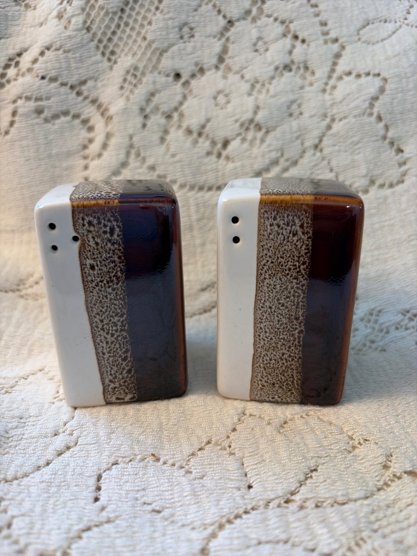 Salt and pepper shakers Pier 1 (2)