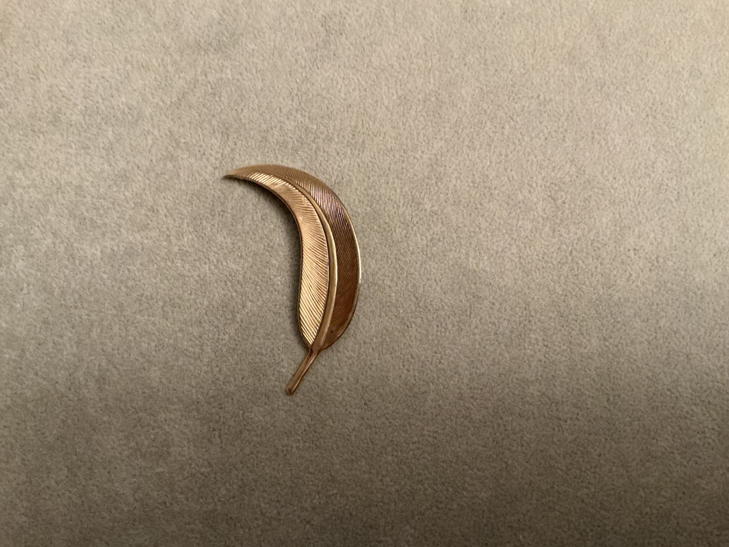 VTG. Gold-tone Leaf Pin
