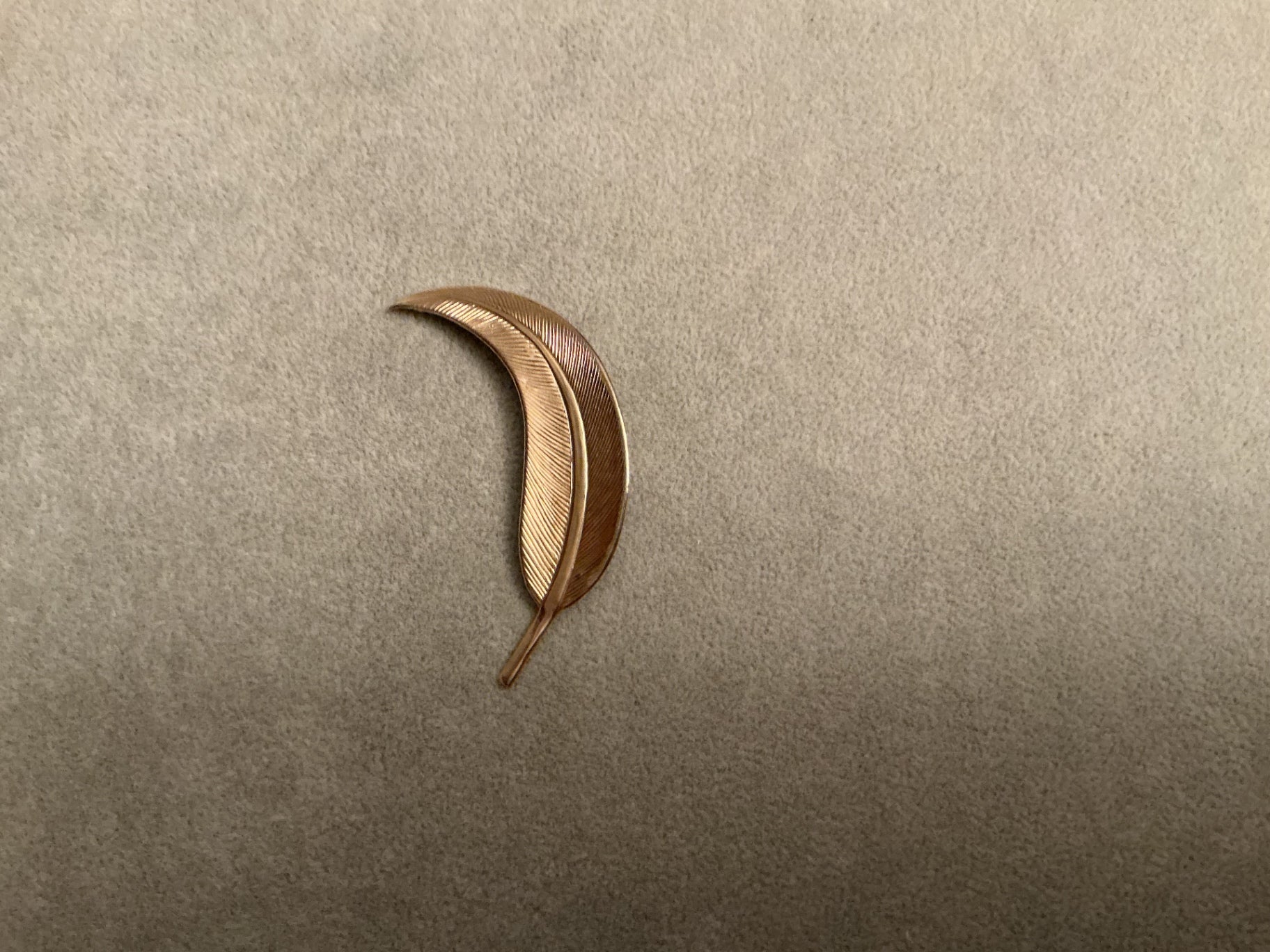 VTG. Gold-tone Leaf Pin