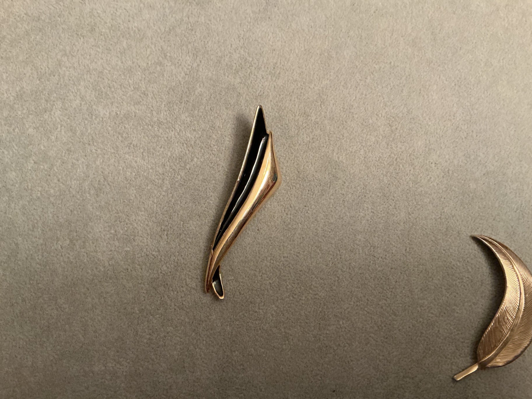 VTG. Gold & Black Brooch