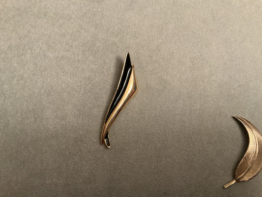 VTG. Gold & Black Brooch