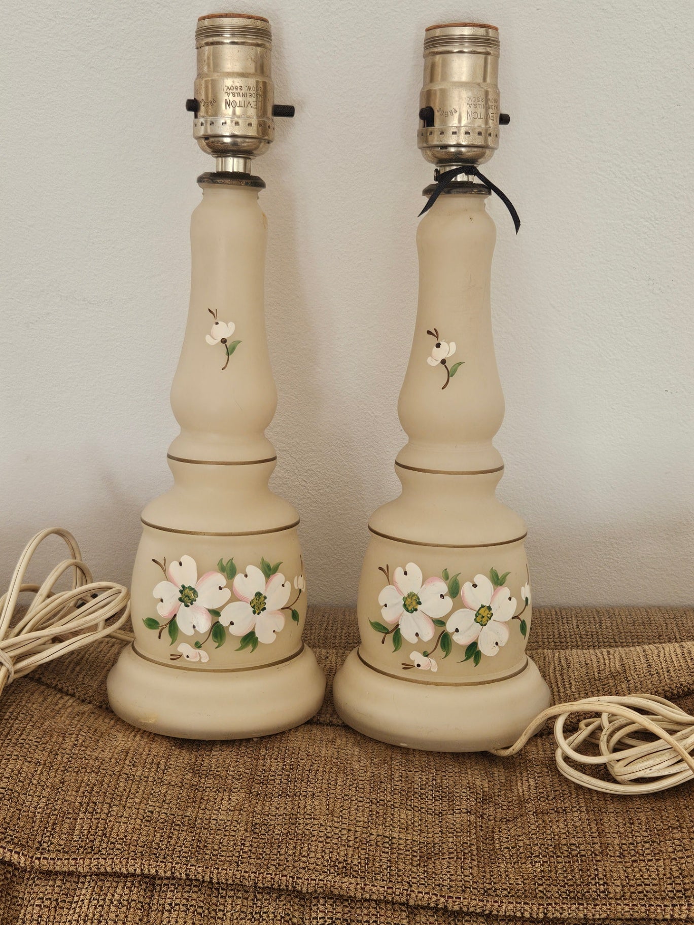 Set of 2 vintage frosted vanity lamps w/handpainted dogwood design. Approx 12 inch