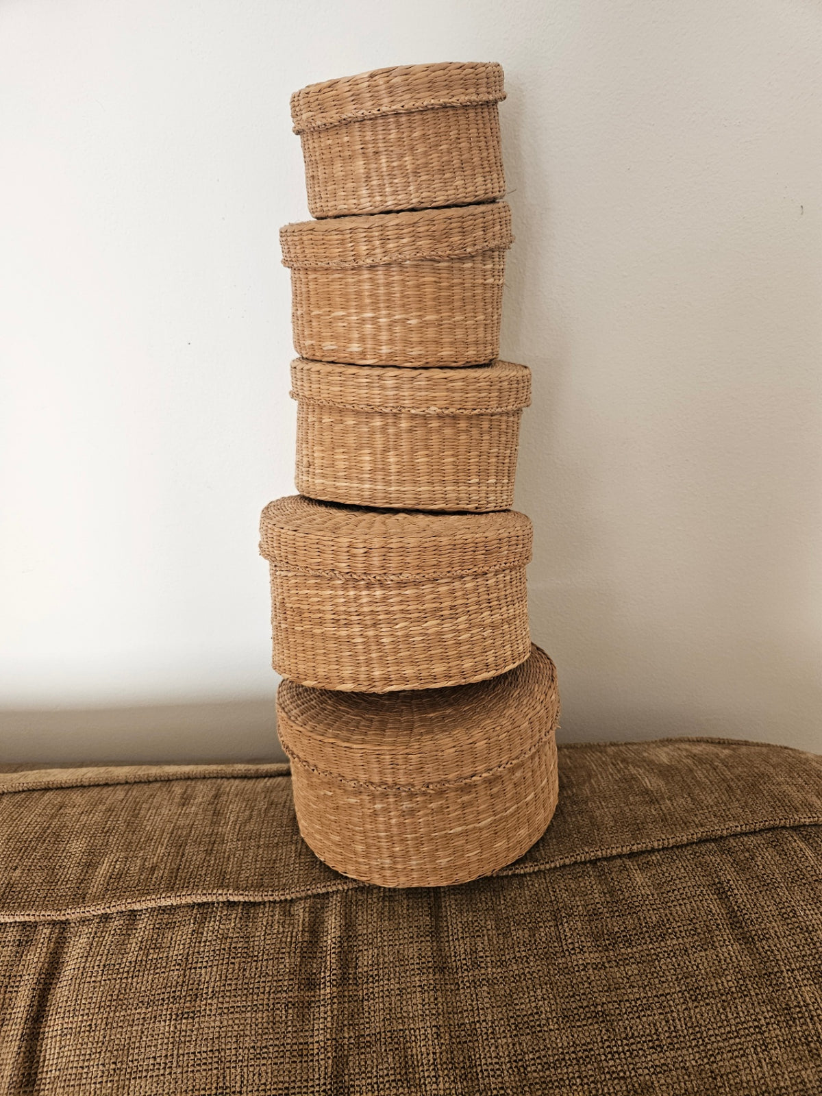 Set of 5 vint nesting grass baskets w/lids, largest 7 inch 