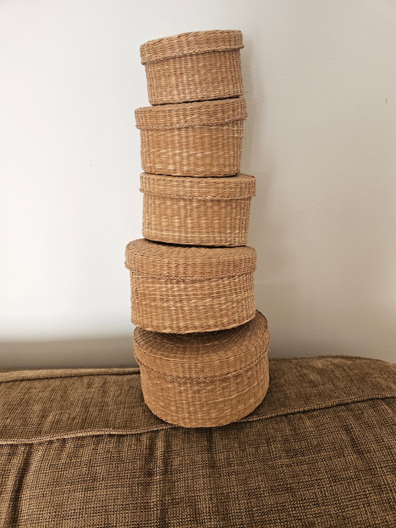 Set of 5 vint nesting grass baskets w/lids, largest 7 inch 