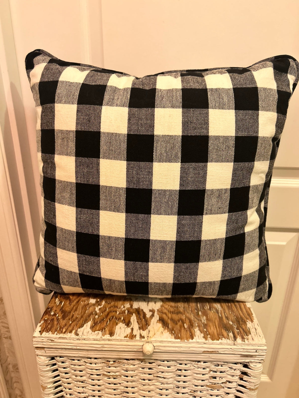 B/W CHECK PILLOW