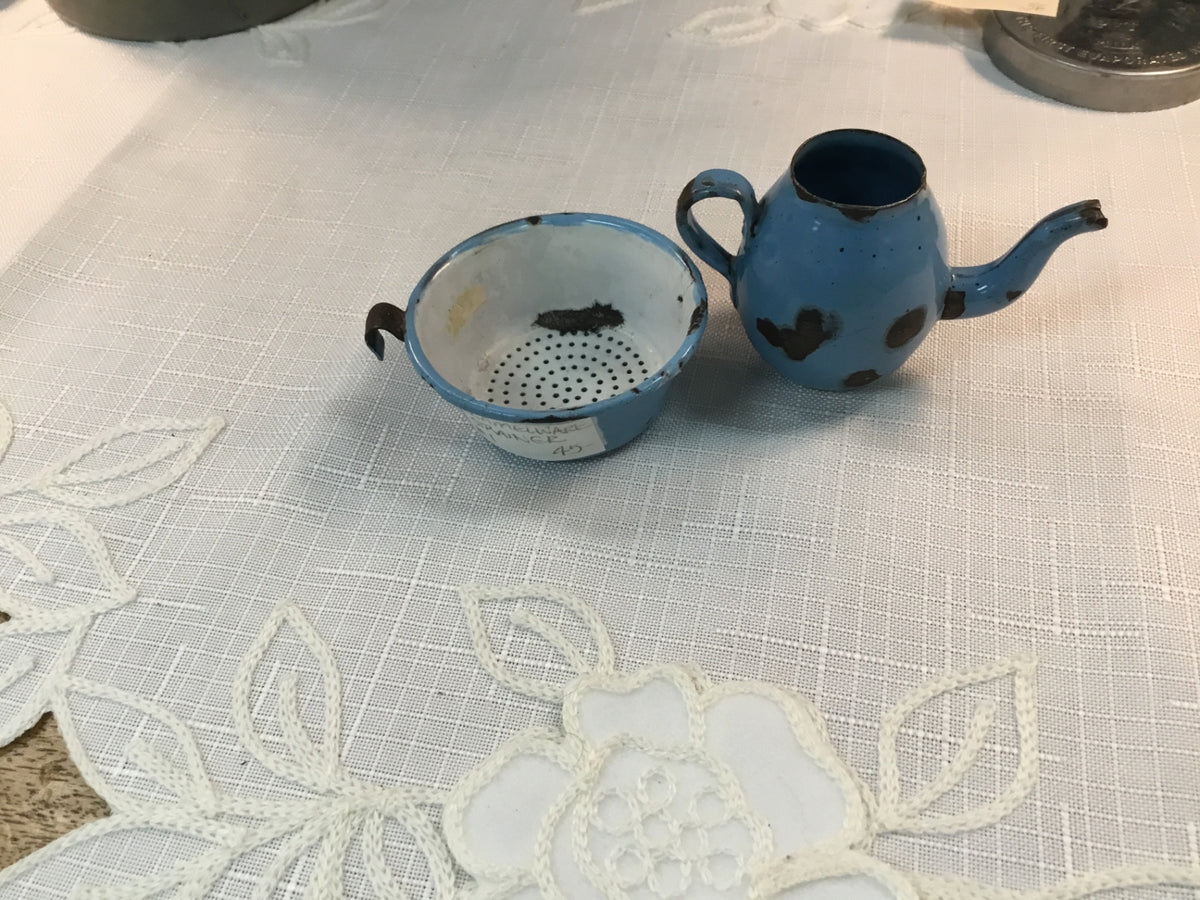 Enamelware pitcher and strainer