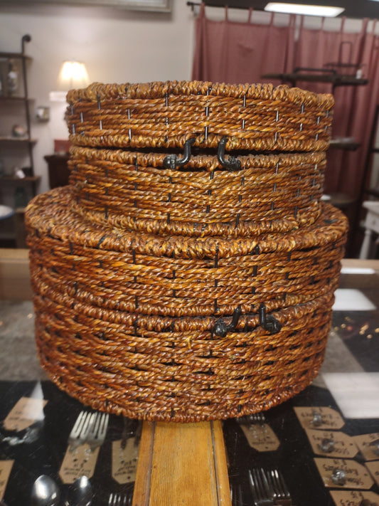 Set of two baskets 