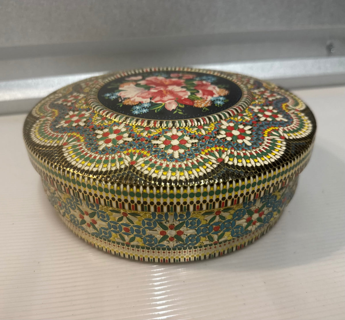 Vintage England, tin