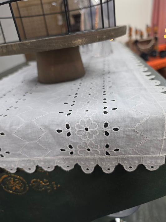 Eyelet runner