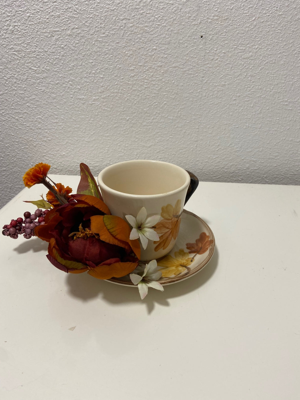 Teacup fall with burgundy mum