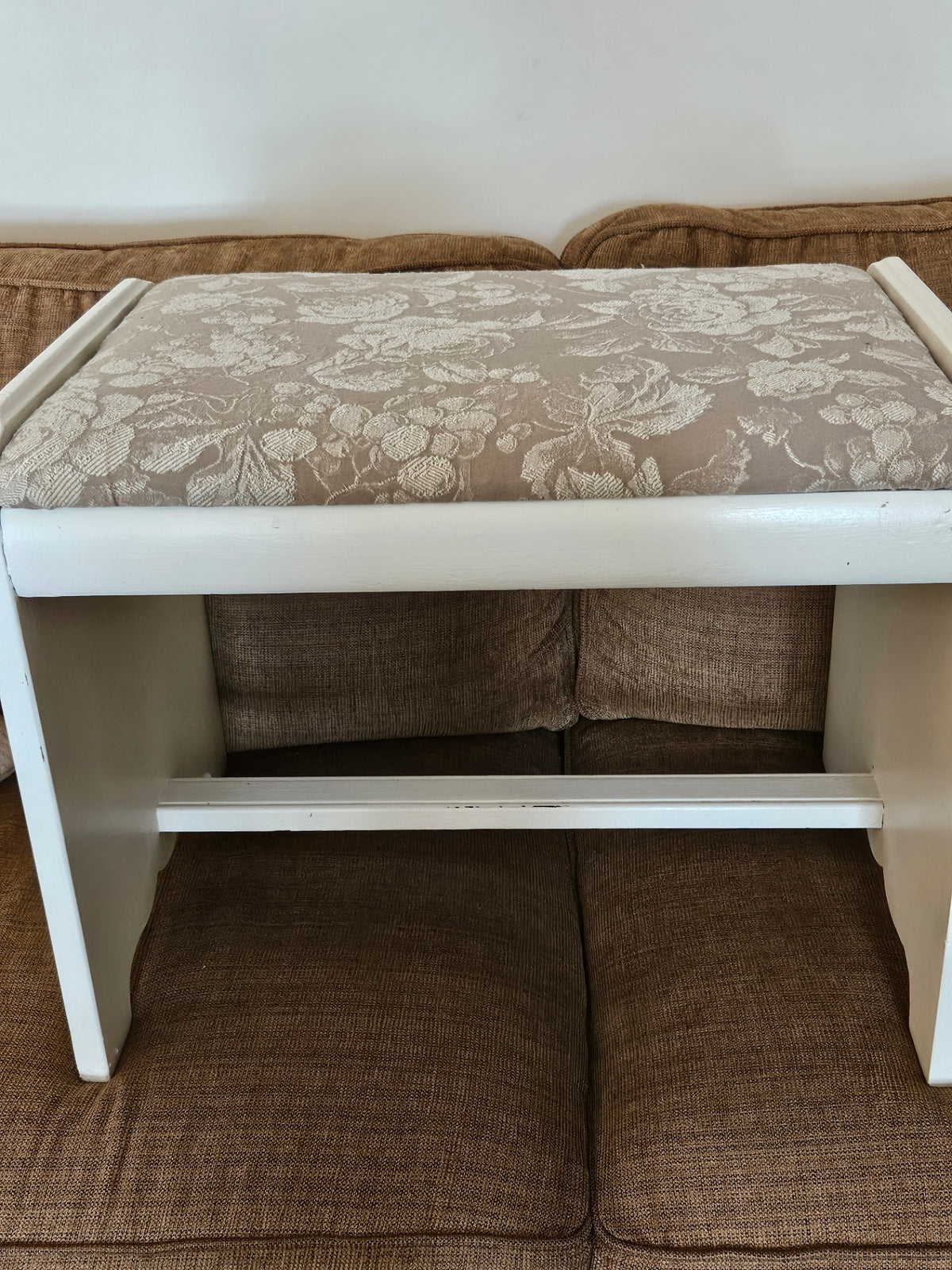 Vint white bench w/floral design fabric