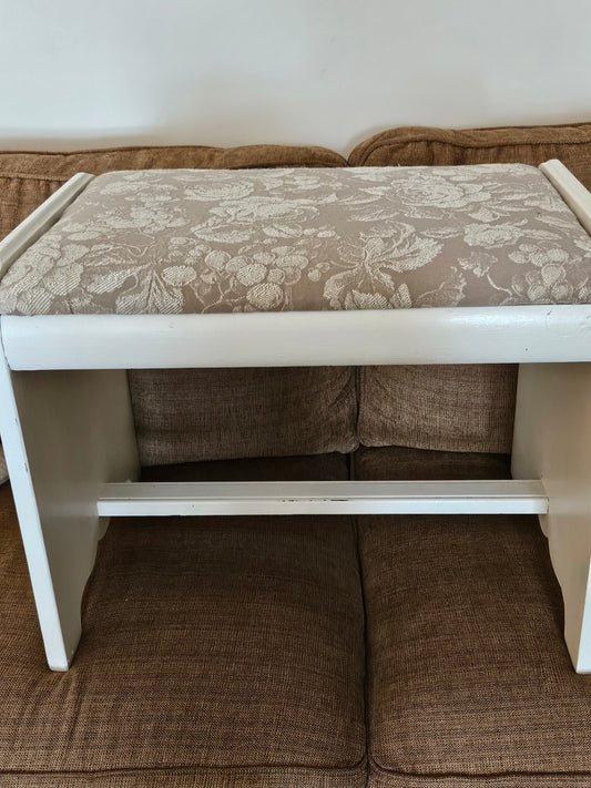 Vint white bench w/floral design fabric