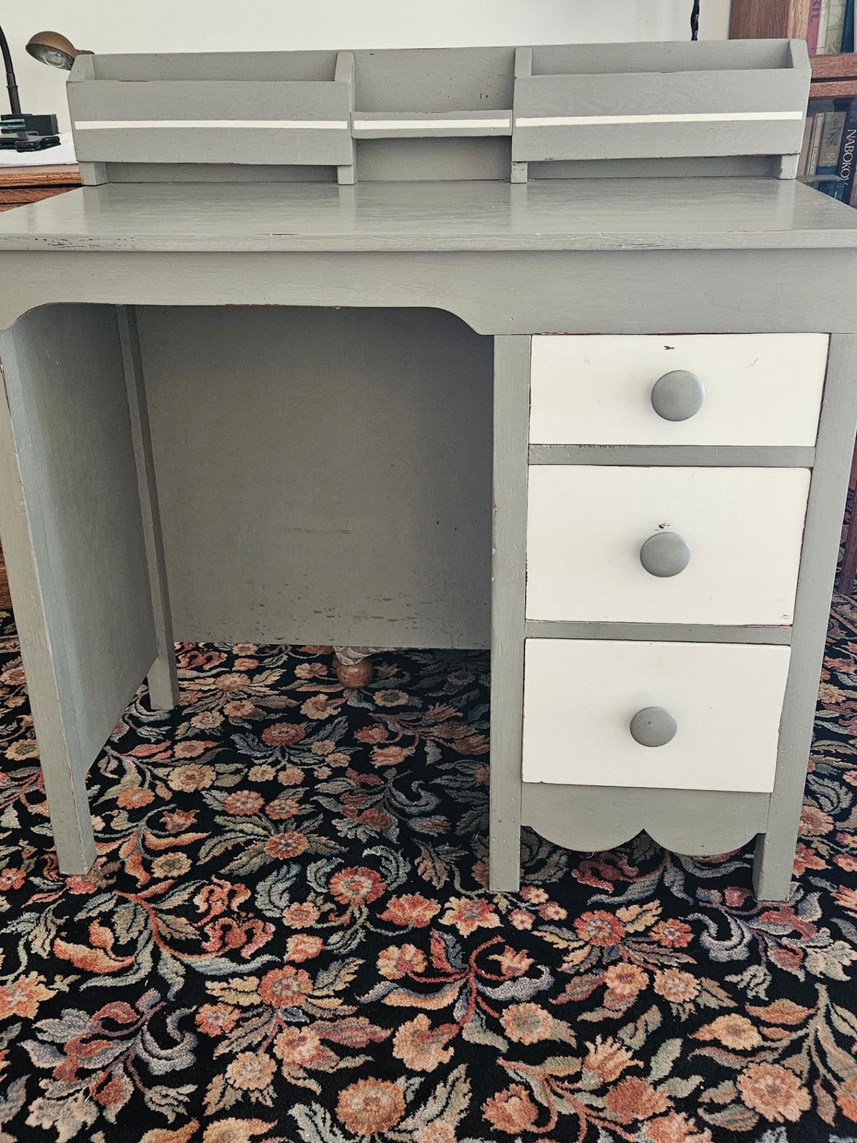 Vintage shabby gray/white 3 drawer desk