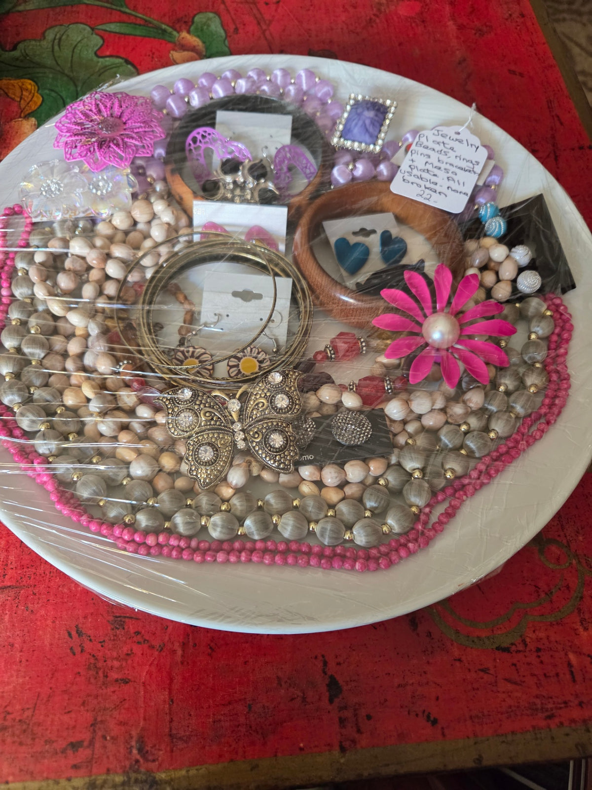 Plate of jewelry 