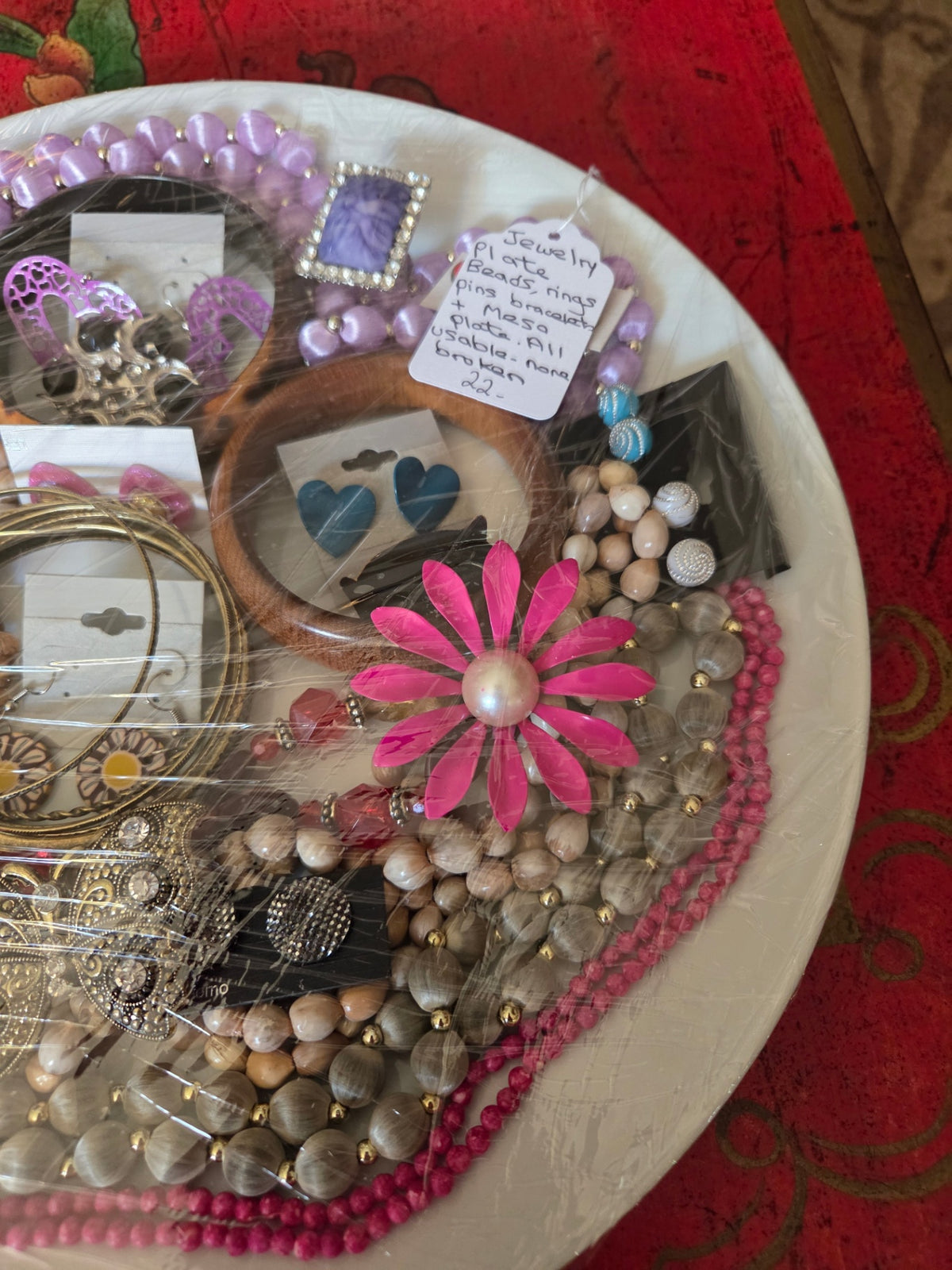 Plate of jewelry 