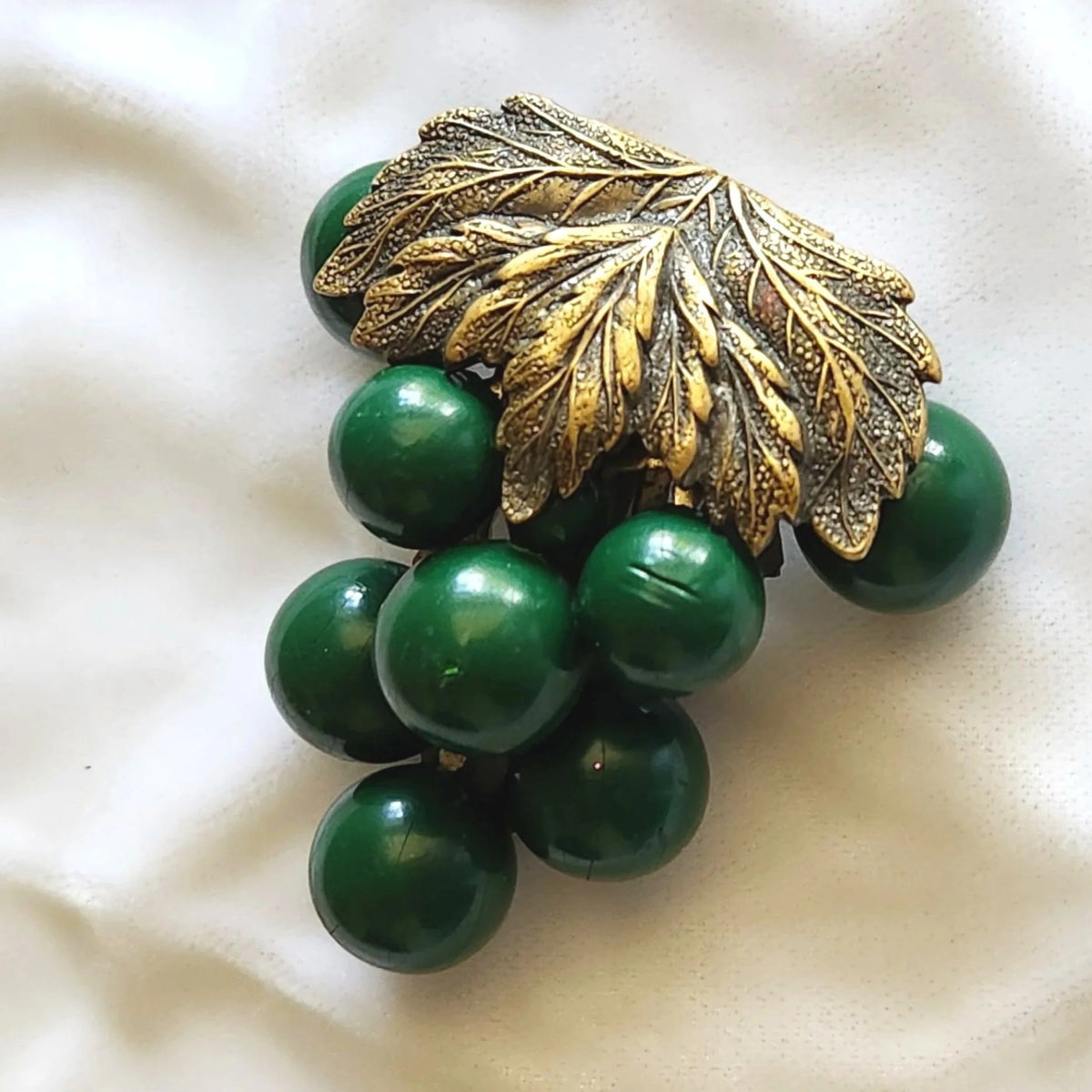 1930s Large Green Grapes Dress Clip