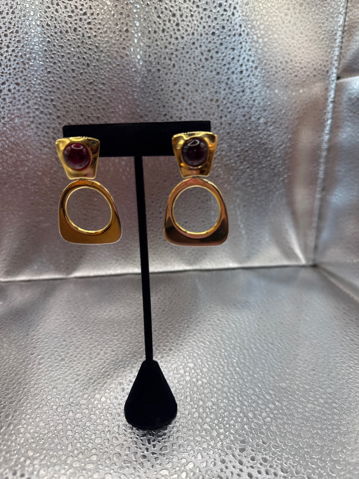 Vtg red and gold tone earrings 