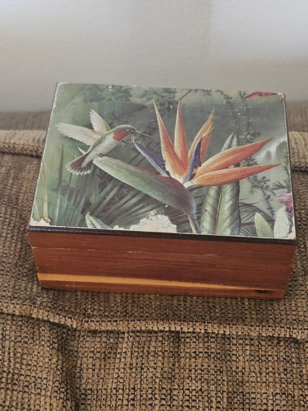 Vint small hinged wood box w/hummingbird 4x5 in approx5