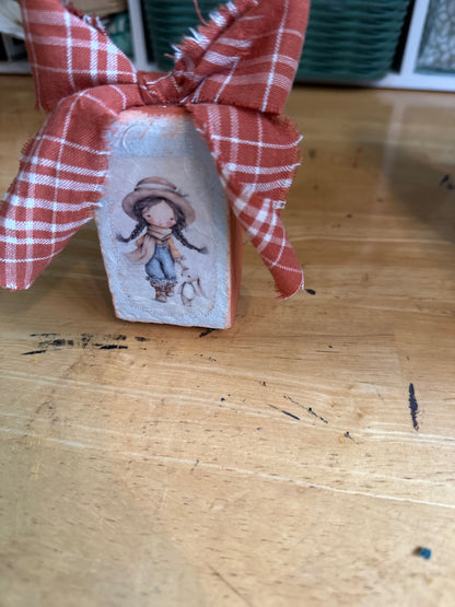Small wood blocks with dolls