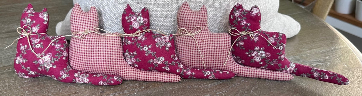 Gingham + floral cats decor 