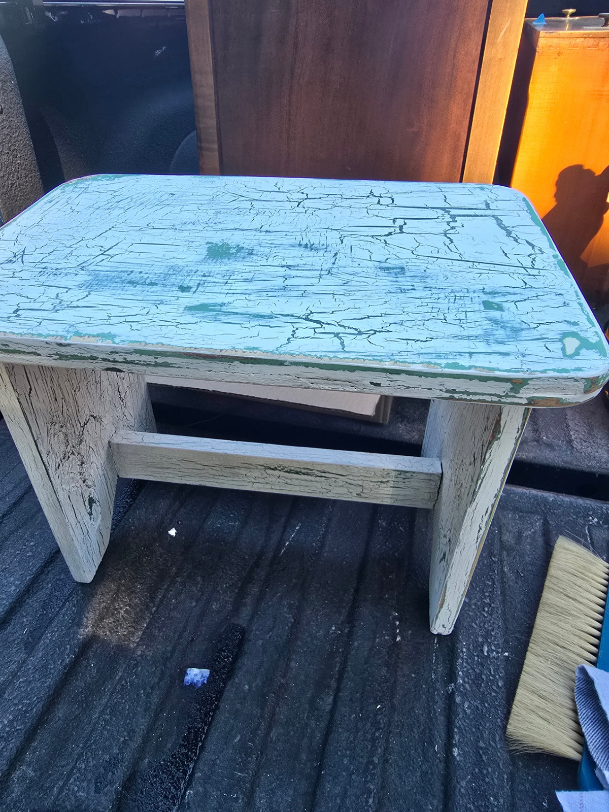 Crackle wood stool