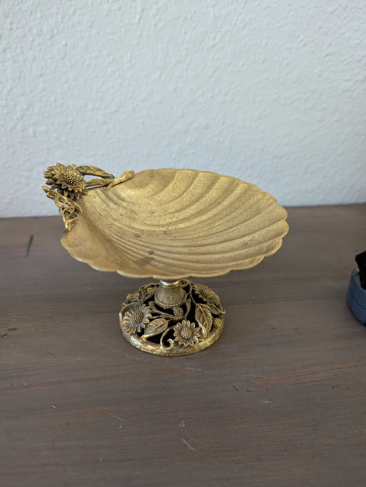 Vtg. Hollywood Regency Metal Sea Shell Pedestal Vanity Dish