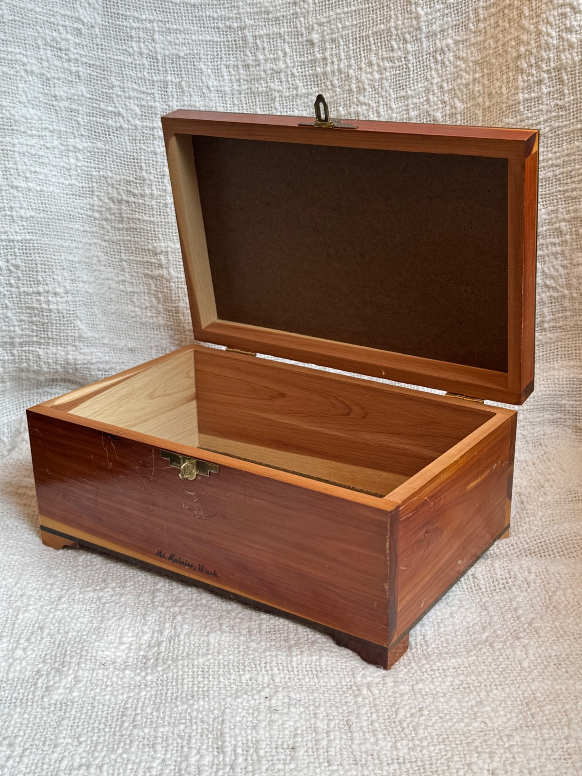 Mt. Rainier cedar wood box w/ buffalo hunt 