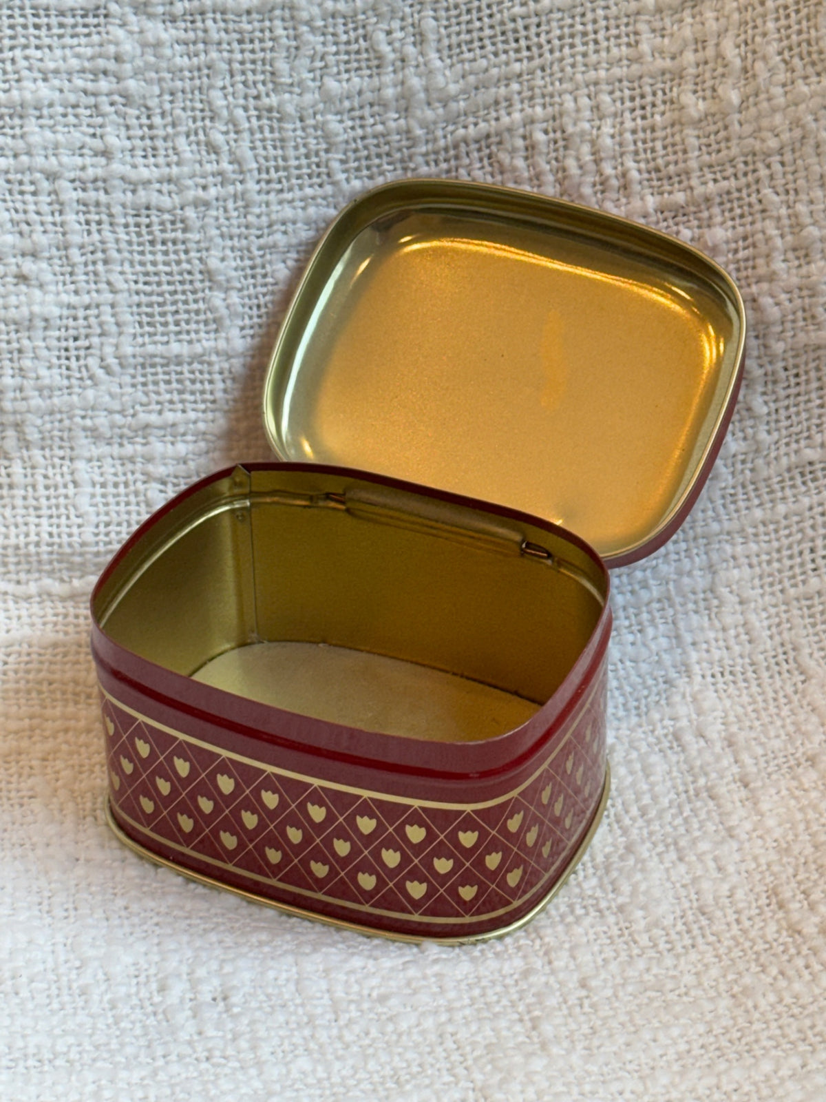 Little red tin w/ floral lid England