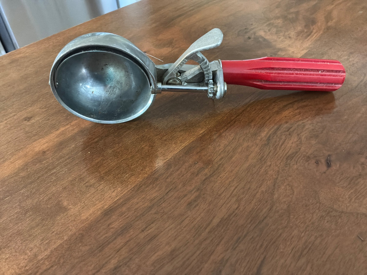 Classic, vintage PEERLESS mechanical ice cream scoop