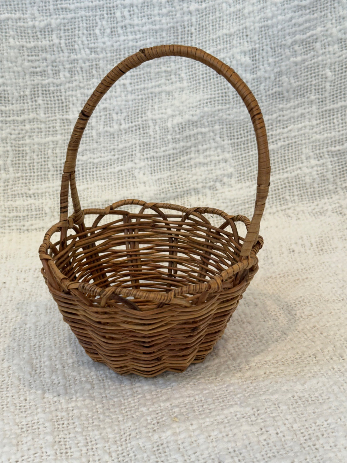 Small vintage basket with handle 