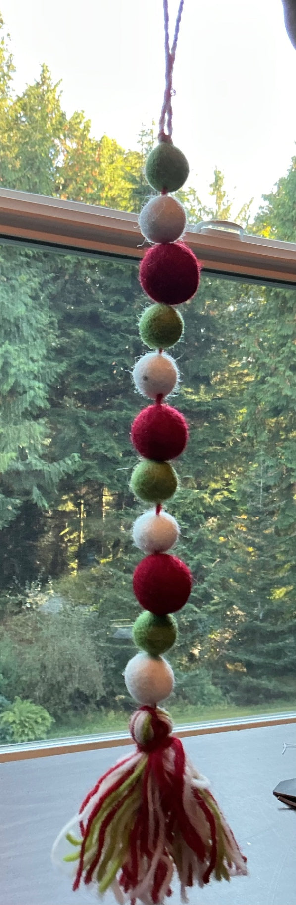 FESTIVE HOLIDAY POM-POMS