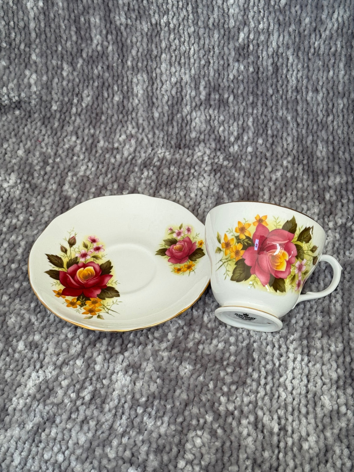 Duchess Bone chia Rose & buttercup tea cup + Saucer  England 