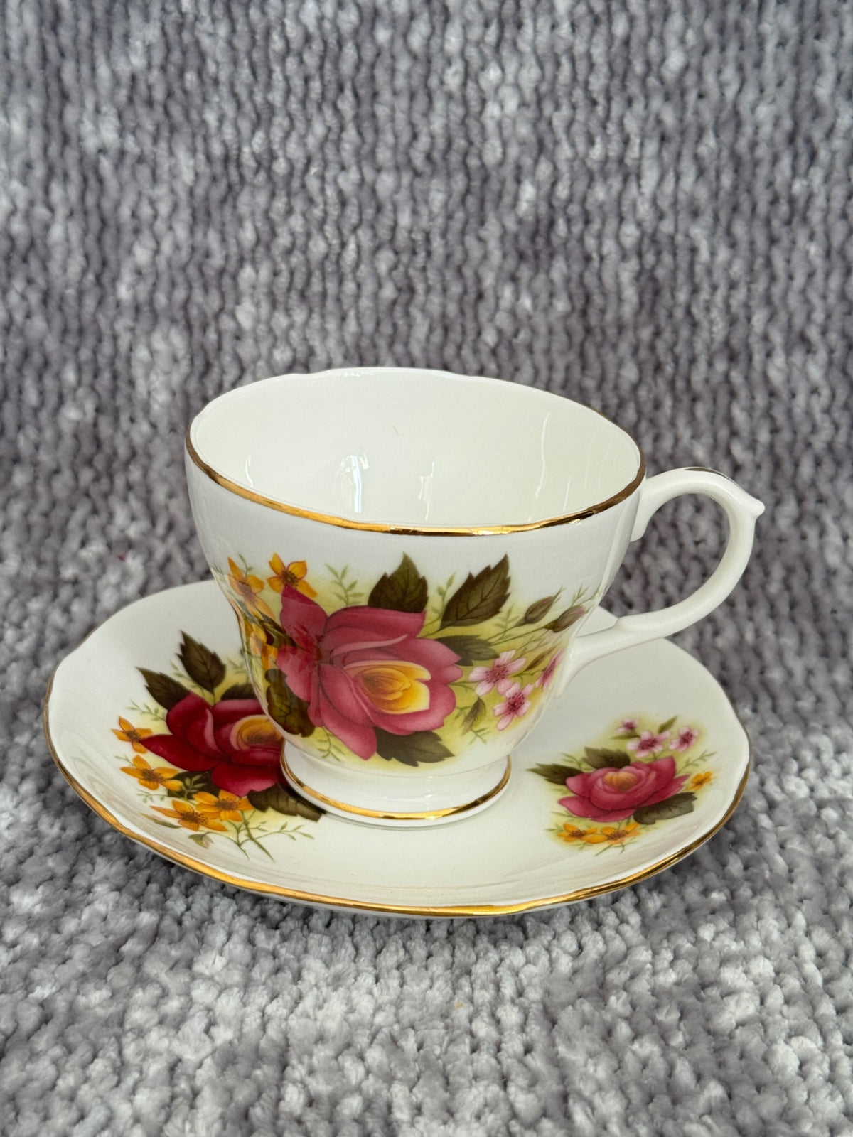 Duchess Bone chia Rose & buttercup tea cup + Saucer  England 