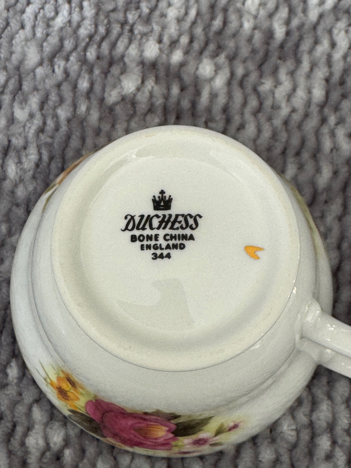 Duchess Bone chia Rose & buttercup tea cup + Saucer  England 