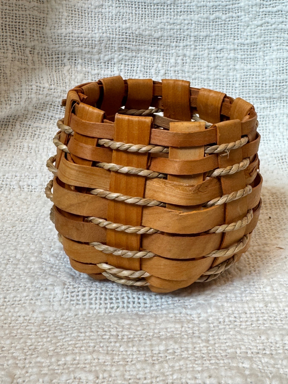 Small woven basket w/ jute weave 