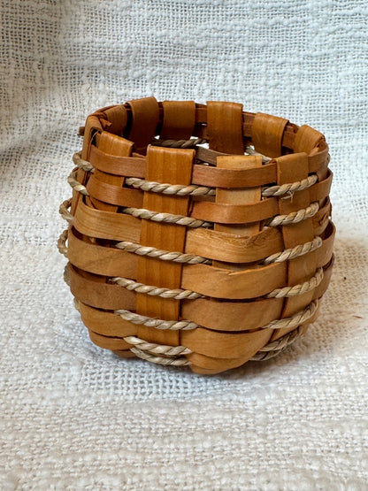 Small woven basket w/ jute weave 