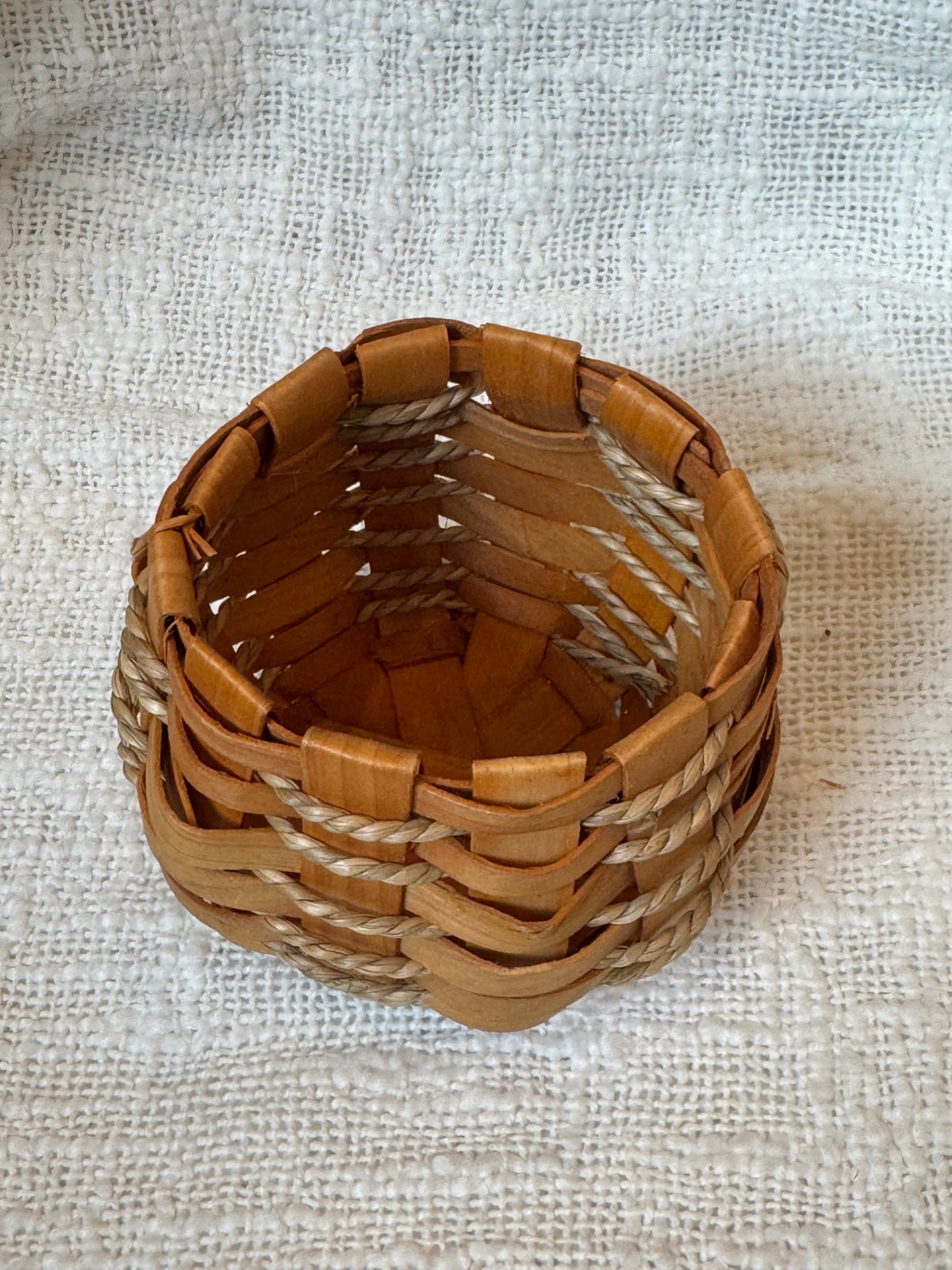 Small woven basket w/ jute weave 